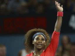 La tenista estadounidense, Serena Williams se despide de los espectadores tras vencer a la francesa Alize Cornet. EFE  /
