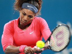 Precisa. Serena Williams realiza una devolución durante el partido ante Alize Cornet. ZUMA PRESS  /