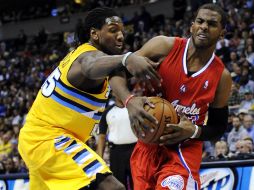 Keneth Faried de los Nuggets comete una falta contra el jugador de los Clippers Chris Paul. AP  /