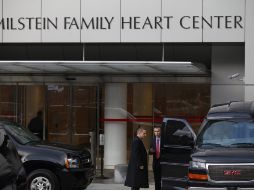 Miembros del servicio secreto vigilan el hospital donde Clinton es atendida. REUTERS /
