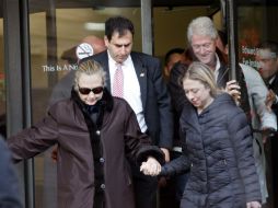Hillary es acompañada por su hija Chelsea y su esposo Bill. REUTERS  /