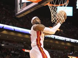 LeBron James encestó 32 puntos y terminó a una asistencia de un tripe-doble. AP AP /