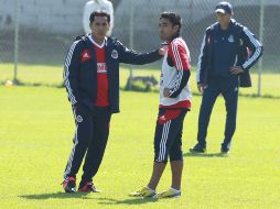 Galindo da indicaciones a Marco Fabián que sería unno de los delanteros ante el Toluca.  /