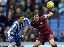 Mike Williamson (i) del Newcastle corre tras el balón al lado de Will Hoskins del Brighton. REUTERS /