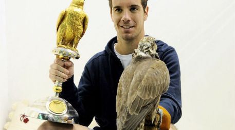 El tenista francés Richard Gasquet sostiene su trofeo luego de triunfar en Doha. EFE /