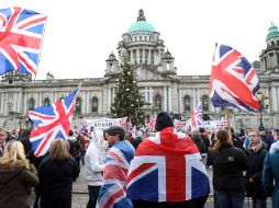 Unas mil personas protestaron afuera del Ayuntamiento de Belfast. AP /