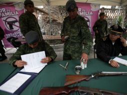 Buscan mitigar los riesgos que representan las armas de fuego almacenadas en casa. SUN /