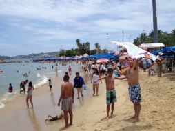 Las playas de Acapulco lucieron llenas de turistas en el primer fin de semana del año. ARCHIVO /