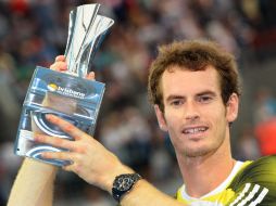 Andy Murray sostiene  su trofeo luego de triunfar en el torneo de Brisbane. AFP /