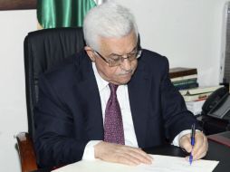 Mahmud Abás al momento de firmar el decreto para cambiar el nombre del territorio. EFE /