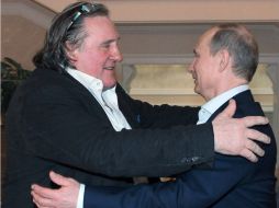 Gérard Depardieu y Vladimir Putin abrazándose durante la reunión. AP /