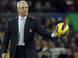 Javier Aguirre, con el balón en la mano durante el partido frente al Barcelona. EFE /