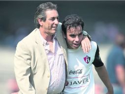 Sabor a triunfo. El técnico Tomás Boy felicita a Omar Bravo al finalizar el juego en Ciudad Universitaria. MEXSPORT /