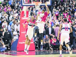 Motivos para festejar. Bradley Beal (3) y Trevor Ariza celebran la victoria. AFP /