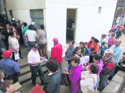 PACIENCIA. Así lucen estos días las oficinas de atención a usuarios del SIAPA. EL INFORMADOR /