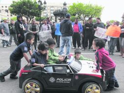 Plaza de Armas. Hijos de algunos policías estuvieron presentes en la manifestación a bordo de esta patrulla de juguete. EL INFORMADOR /