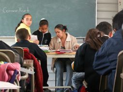Buscan convencer a los maestros antes de que se manifiesten en contra de la reforma, como lo propuso Elba Esther Gordillo. ARCHIVO /