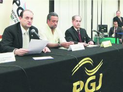 Informe. El procurador Rodolfo Ríos (izq) y el forense Felipe Takajashi, hablan del caso. NTX /