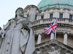La bandera británica ondea de nuevo en el Ayuntamiento de Belfast para conmemorar el cumpleaños de la duquesa de Cambridge. AFP /