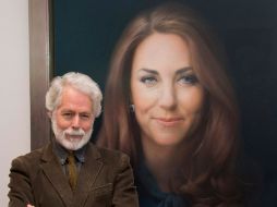 El pintor Paul Emsley junto al controvertido retrato. XINHUA /