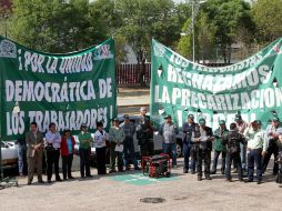 Trabajadores se manifestaron al ir a presentar los recursos de amparo. NTX /