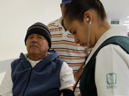 Es necesario acudir a un médico para atender cualquier molestia. ARCHIVO /