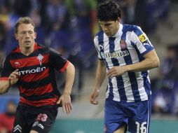 El centrocampista del Espanyol Javi López (d) avanza con el balón ante el mediocentro danés del Celta de Vigo Michael Krohn-Dehli. EFE /