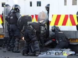 Testigos dijeron que la policía trató de montar un cordón para aislar y  mantener separados a los manifestantes. EFE /