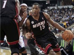 El jugador número 15 de los Heat brilló en la duela. AP /
