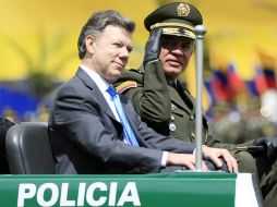 El general Riaño, aquí con el presidente Santos, asegura todavía falta mucho por hacer en materia de seguridad. ARCHIVO /