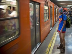 Es la tercera ocasión en que los capitalinos participan en el peculiar paseo. AFP /