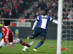 Jackson Martínez dispara para anotar uno de los dos goles que realizó en el Clásico ante Benfica. AP /