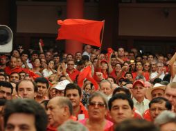 El candidato del Partido Colorado reunió a unos dos mil 500 miembros en la sede partidaria. AFP /