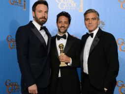 El director, Ben Affleck y los productores, Grant Heslov y George Clooney posan con el premio a la mejor película, ''Argo''. AP /