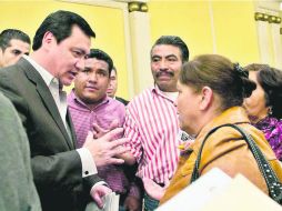 Miguel Ángel Osorio Chong dialoga con familiares de desaparecidos, quienes le pidieron crear una fiscalía especial. SUN /