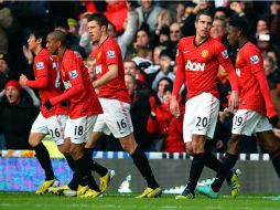 Robin van Persie celebra su anotación junto a sus compañeros. AFP /
