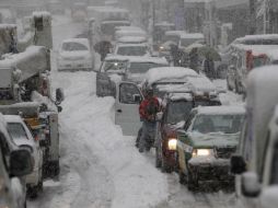 Tráfico detenido debido a la intensidad de las nevadas, en Tokio. REUTERS /
