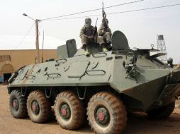 Combatientes del grupo islámico de Mujao manejando un tanque abandonado por el ejército maliense. AFP /