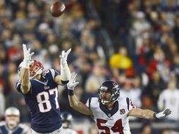 Rob Gronkowski hace una atrapada durante el juego contra los Texanos de Houston. EFE /