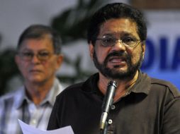 El líder de los delegados de la guerrilla Luciano Marín, lee el comunicado ante los medios, en La Habana. EFE /