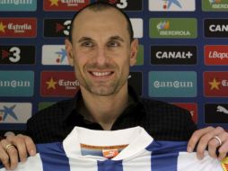Martin Petrov posa durante el acto de su presentación en la Ciudad Deportiva Dani Jarque. EFE /