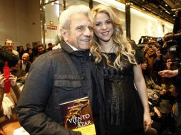 El escritor y periodista William Mebarak Chadid presentó en Barcelona su obra ''Al viento y al azar'', acompañado de su hija Shakira. EFE /