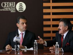 El presidente del Colegio de Abogados Penalistas de Jalisco, José Luis Guízar (der), presentó la queja de los policías en la CEDHJ.  /