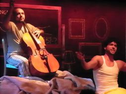 Mauricio Martínez (d) durante la presentación del musical ''Canciones desde una cama sin tender''. ARCHIVO /