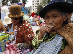 Un ejemplo sería: el mascado de hoja de coca es toda una tradición en Bolivia. AP /