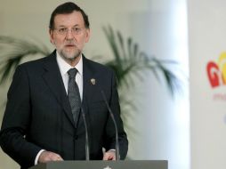 Mariano Rajoy tras recibir un ejemplar del dossier de la Candidatura Olímpica y Paralímpica de Madrid 2020. EFE /