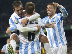Los jugadores del Málaga celebran el gol que les dio el empate en el juego de ida de la Copa del Rey ante el Barcelona. EFE /