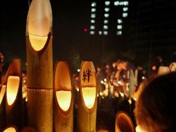 Con velas de bambú, se recuerda el instante trágico del sismo. AFP /