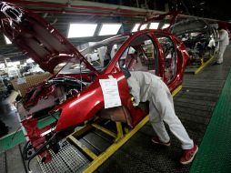 Un trabajador en una empresa automotriz en China. La producción industrial china ralentizó su crecimiento hasta un 10% en 2012. REUTERS /