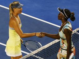 Sharapova (i) saluda a Venus (d) tras finalizar el partido. REUTERS /